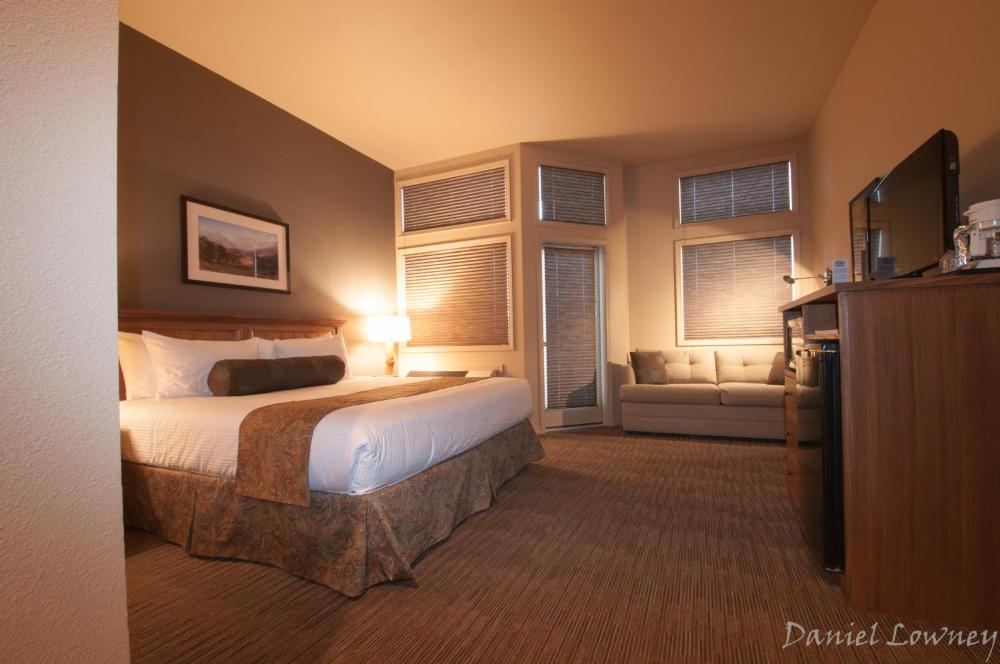 Deluxe King Room interior